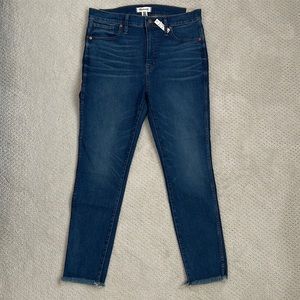 Madewell brand, 10” High-rise skinny jean. Frayed hem.